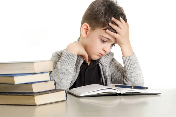 若い男の子彼の宿題に苦しんでいる 難しさの概念の学習のスタジオ ポートレート — ストック写真