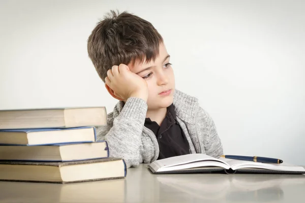 若い男の子彼の宿題に苦しんでいる 難しさの概念の学習のスタジオ ポートレート — ストック写真