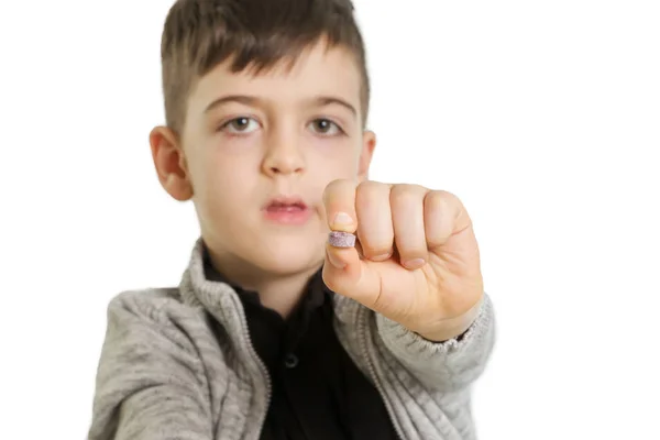 Jeune Garçon Prenant Une Pilule — Photo