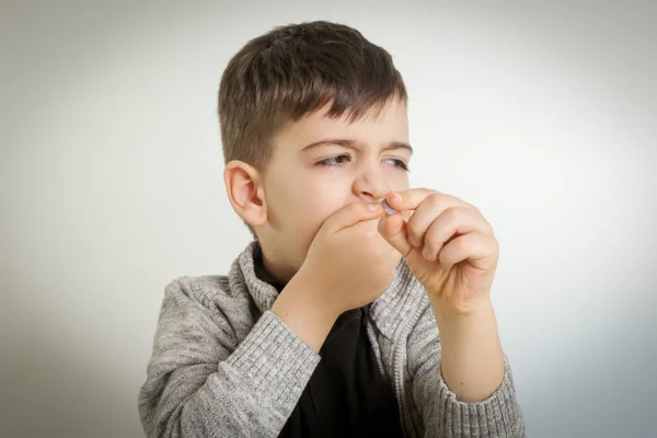 Jonge Jongen Wilt Niet Nemen Van Een Geneesmiddel — Stockfoto