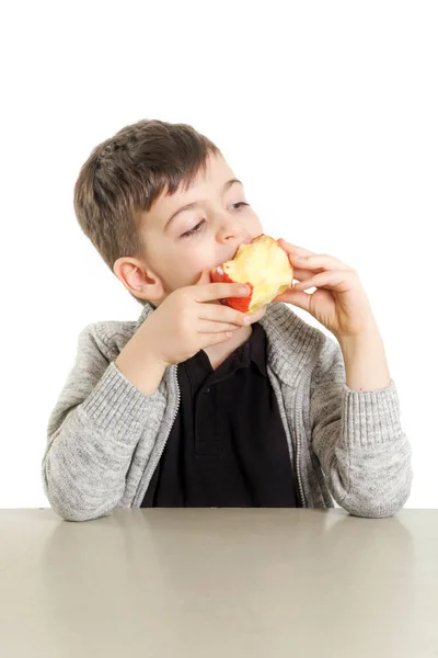 Niedlicher Kleiner Junge Isst Einen Apfel — Stockfoto