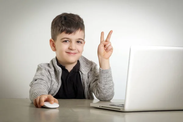 Jongen Met Smileygezicht Teken Van Overwinning Voorkant Van Laptop Toont — Stockfoto