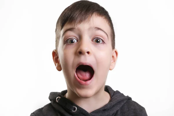 Estúdio Retrato Bonito Menino Gritando Para Câmera — Fotografia de Stock