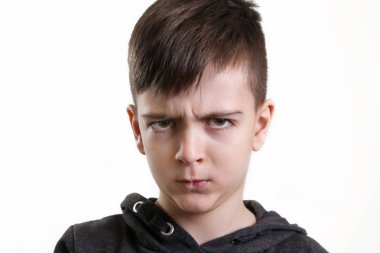 Stüdyo portre okul öncesi 5 yerars eski çocuk beyaz arka planda - kızgın yüz ifadesi