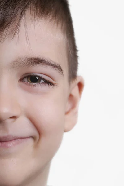 Студійний Портрет Усміхненого Дошкільника Років Старого Хлопчика Білому Тлі — стокове фото
