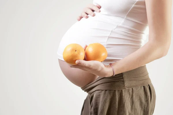 Mulher Grávida Segurando Laranjas Tiro Estúdio — Fotografia de Stock