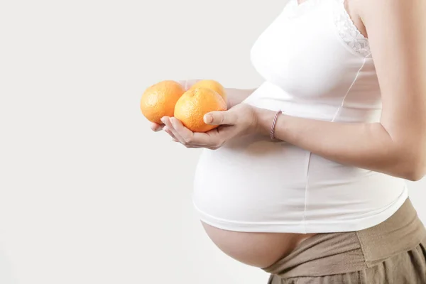 Zwangere Vrouw Houden Oranges Studio Opname — Stockfoto