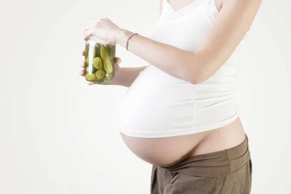 Kobieta Ciąży Trzymając Słoiku Ogórki Pojęcie Pragnienie Żywności Ciąży — Zdjęcie stockowe