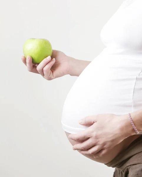 Zwangere Vrouw Met Groene Apple Studio Opname — Stockfoto
