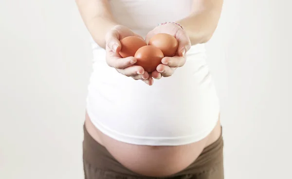 Kobieta Ciąży Posiadanie Jaj Strzał Studio — Zdjęcie stockowe