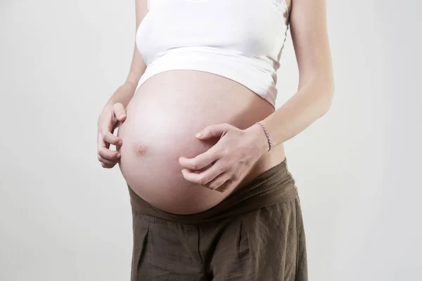 Schwangere Kratzt Sich Bauch — Stockfoto