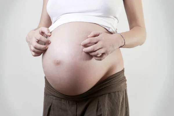 Zwangere Vrouw Krassen Haar Buik — Stockfoto