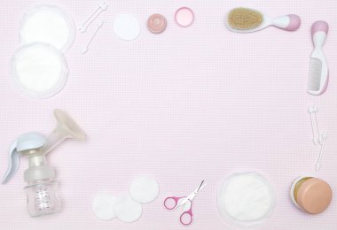 Pembe bir arka plan, knolling tarzı yenidoğan öğeleri. Üstten görünüm. Düz yatıyordu.