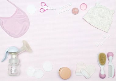 Pembe bir arka plan, knolling tarzı yenidoğan öğeleri. Üstten görünüm. Düz yatıyordu.