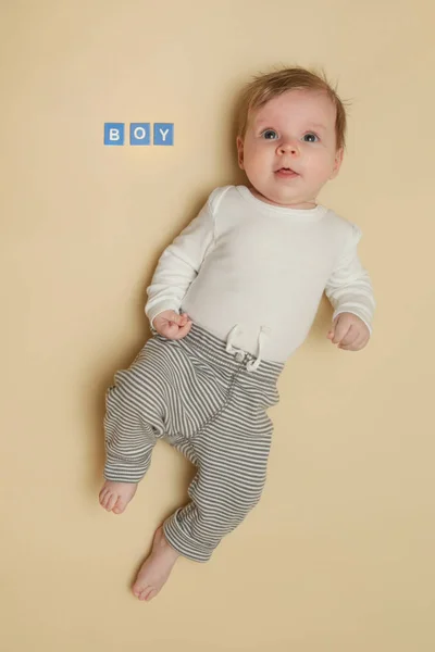 かわいい赤ちゃん男の子の肖像画 フルの長さ — ストック写真
