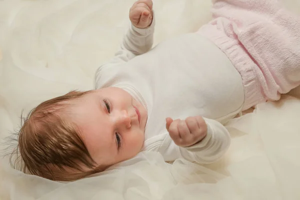 Adorable Bébé Deux Mois Enveloppé Dans Tissu Blanc — Photo