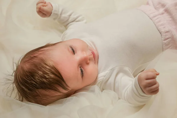 Adorável Bebê Dois Meses Envolto Tecido Branco — Fotografia de Stock