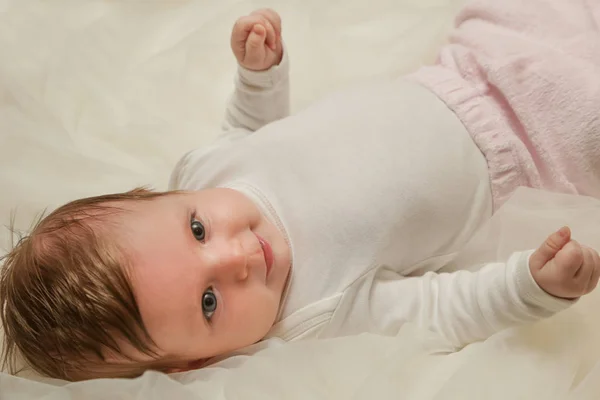 Entzückendes Zwei Monate Altes Baby Weißen Stoff Gehüllt — Stockfoto