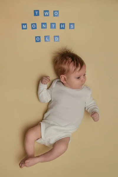 Чарівна Двомісячна Дитина Жовтому Тлі Студійний Знімок — стокове фото