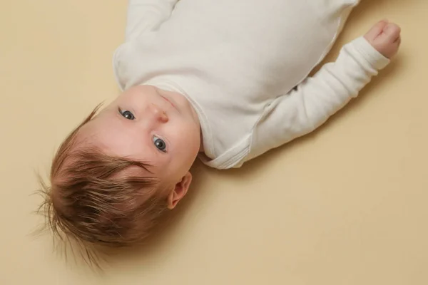 Bezauberndes Neugeborenenporträt Auf Gelbem Hintergrund Studioaufnahme — Stockfoto