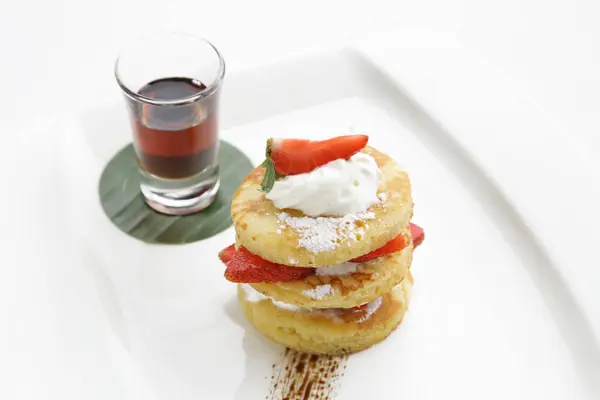 Pancakes Fresh Strawberries Maple Syrup — Stock Photo, Image