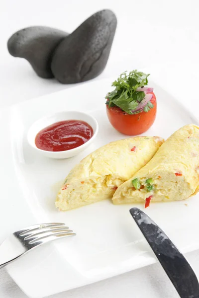 Eier Omelette Mit Tomaten Auf Dem Restauranttisch Hotelfrühstück — Stockfoto