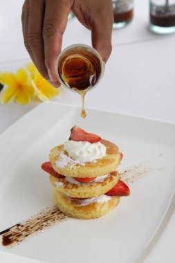Taze çilek ve akçaağaç şurubu ile Pancakes