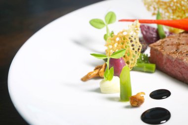 Zarif çanak, yaratıcı restoran yemek kavramı, haute couture gıda