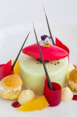 Zarif tatlı tabağı, moleküler gastronomi, haute couture tatlı