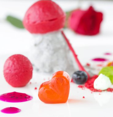 Zarif tatlı tabağı, moleküler gastronomi, haute couture tatlı