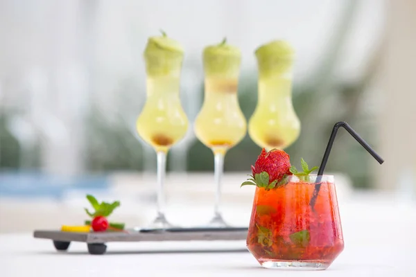 Moderna Cocktail Glas Serveras Restaurang Bordet — Stockfoto