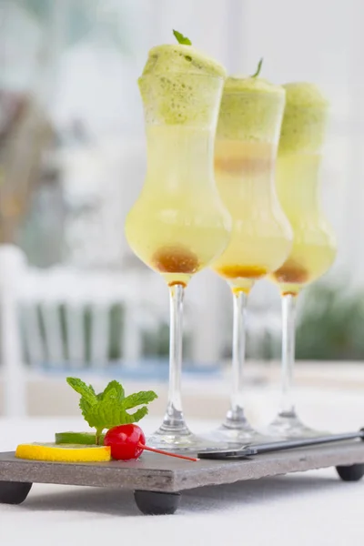 Moderne Cocktailgläser Auf Dem Restauranttisch — Stockfoto