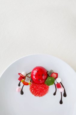 Elegante kırmızı renkli tatlı çilek ve yenilebilir çiçekler