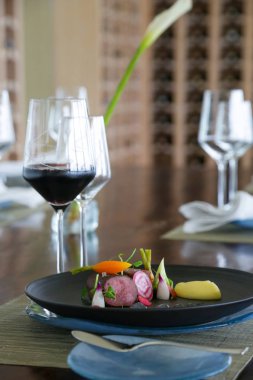 Restoran masaya zarif çanak