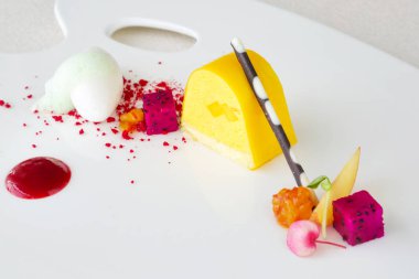 Güzel şık renkli tatlı bir tabak içinde