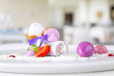 Zarif tatlı tabağı, moleküler gastronomi, haute couture tatlı