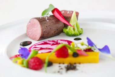 Zarif çanak, yaratıcı restoran yemek kavramı, haute couture gıda