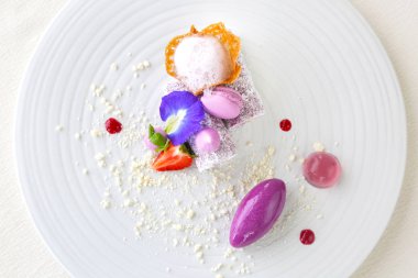 Zarif tatlı tabağı, moleküler gastronomi, haute couture tatlı