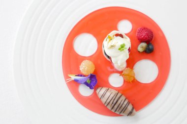 Güzel şık renkli tatlı bir tabak içinde