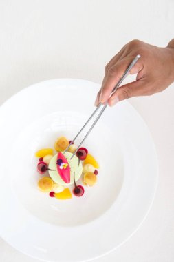 Güzel renkli tatlı bir pasta şefi süsle