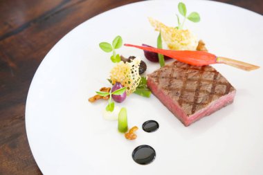 Zarif çanak, yaratıcı restoran yemek kavramı