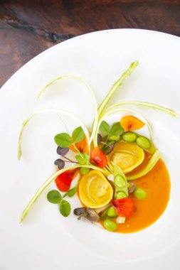 Sebze, yaratıcı restoran yemek konsepti, haute couture gıda ile mantı