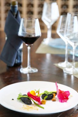 Restoran masaya zarif çanak