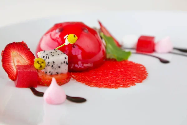 Elegante Dessert Rosso Decorato Con Fragole Fiori Commestibili — Foto Stock