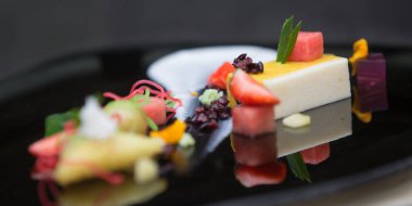 Bir tabak içinde zarif tatlı