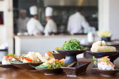 Endonezya mutfağı - birçok geleneksel Balinese yemekleri masada