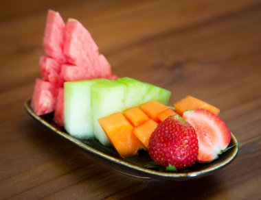 Meyve tabağı taze organik meyve salatası bir plaka üzerinde