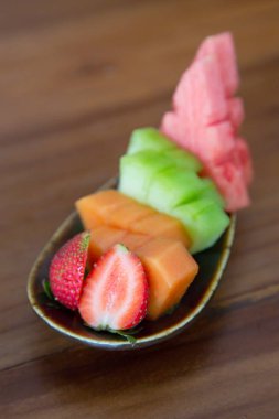 Meyve tabağı taze organik meyve salatası bir plaka üzerinde