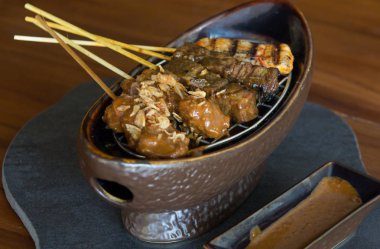 Endonezya mutfağı - tavuk satay, kıyılmış et şiş