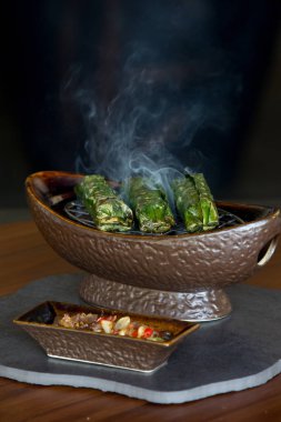 Endonezya mutfağı - pirinç ve palmiye yaprak sarma balık